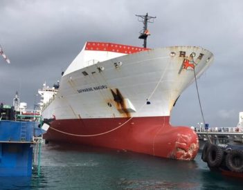 El astillero Cernaval estrena el dique flotante 'Crislaube' con la reparación de un portacontenedores
