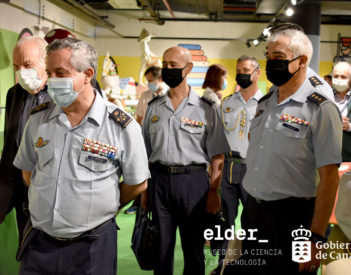 Altos cargos del ejército del Aire visitan el Museo Elder