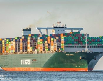 El "Mega barco" que bloquea el canal de Suez en ambas direcciones