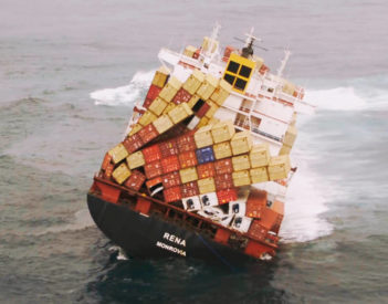 Patitos de goma y coches de lujo: el extraño mundo de los 'containers' perdidos en alta mar